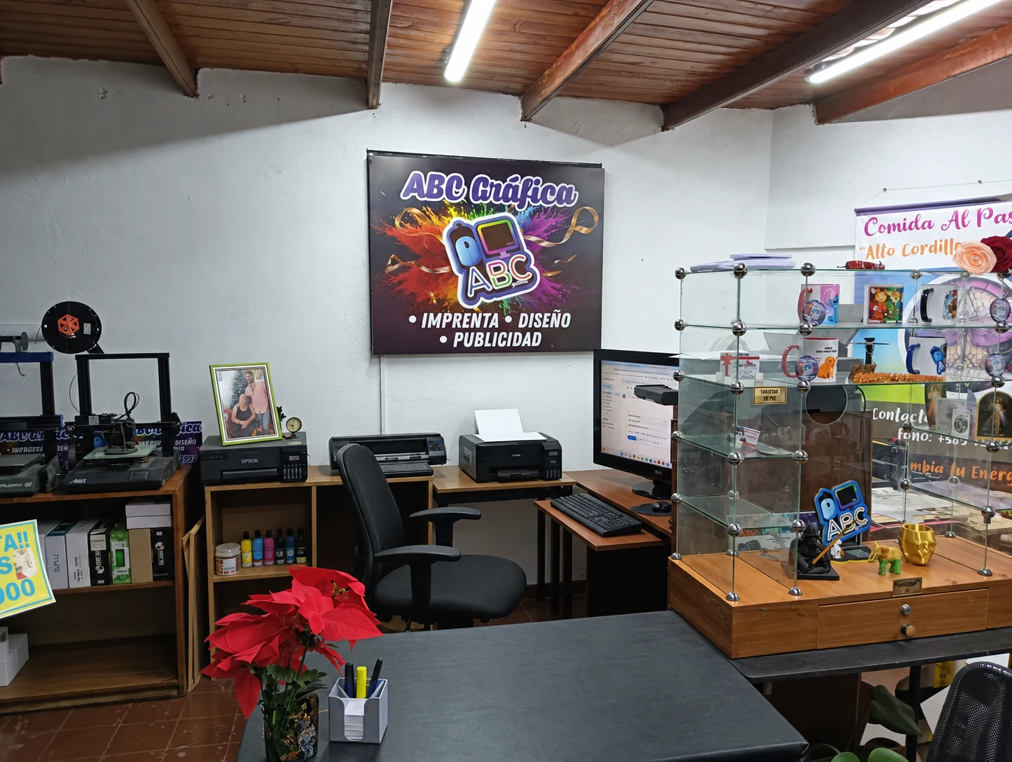 Interior del local de ABC Gráfica, con productos y equipos gráficos